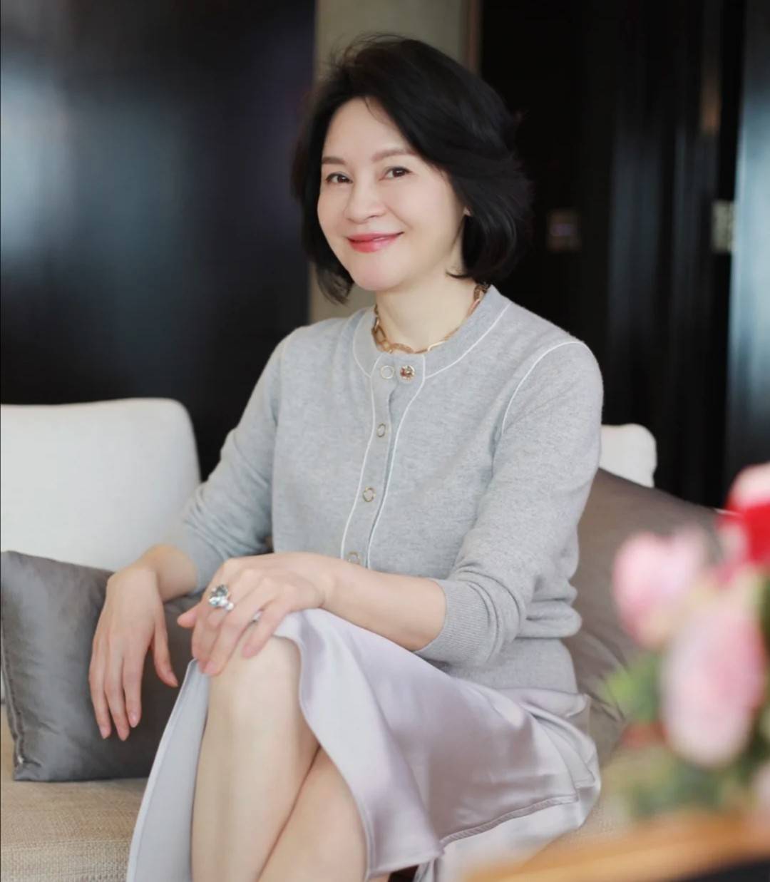 服装|中年女性牛仔外布衣,设计短小又简练,50多岁也能穿得优雅自信!