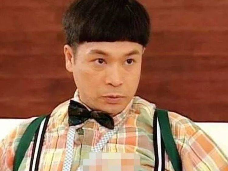 他凭憨夫成龙中的丁常旺成名,现实中却是专一的男人,今儿女双全