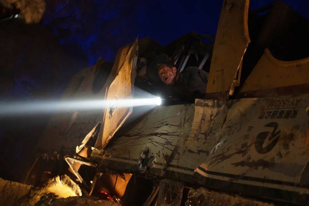 国产|中秋档扛靶子扑了?两天仅收5500万被打一星的朱一龙灾难新片,真有那么"灾难"吗