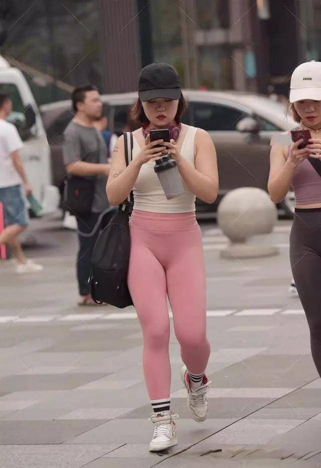 黑色|精致漂亮的瑜伽裤装扮彰显女神风范，唯美清新感十足，运动范儿