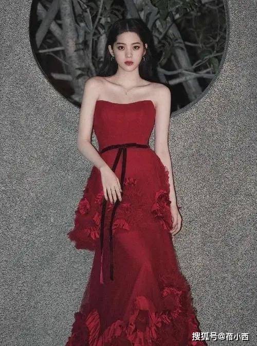 黑色|初秋出行怎么穿?欧阳娜娜手把手来教你,白色毛衣最百搭又时髦