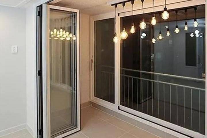 头一次见有人这样封阳台,太聪明了,真想把家里的阳台拆了重装!_玻璃