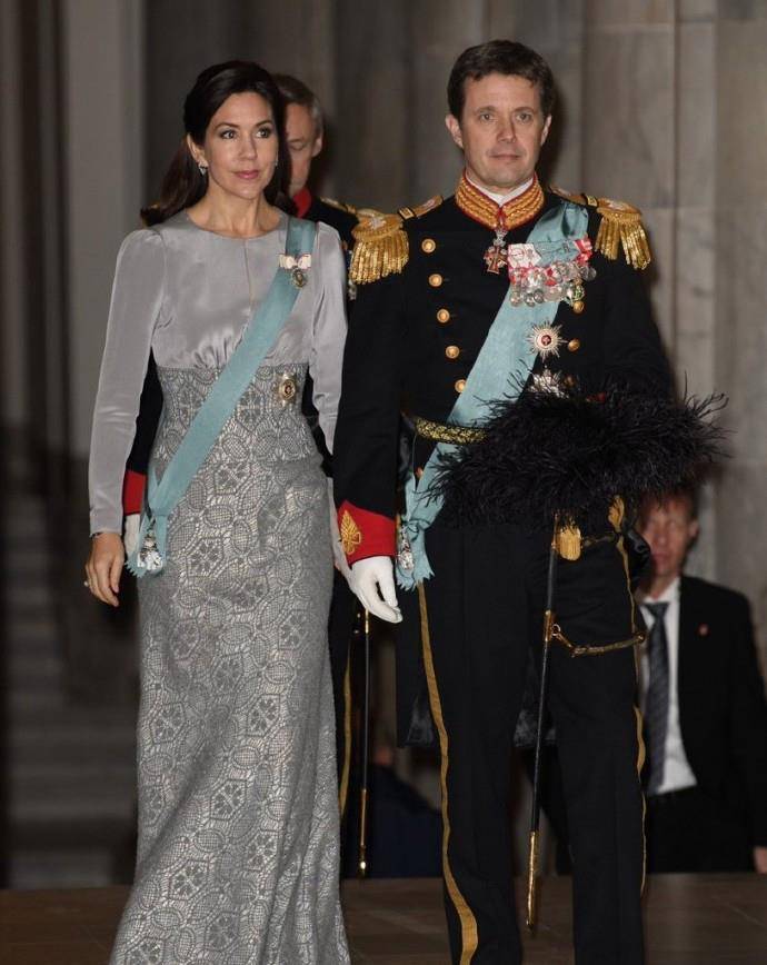 王储|丹麦王储妃再穿11年前旧裙，改造一下显瘦又显高，换个发型更美！