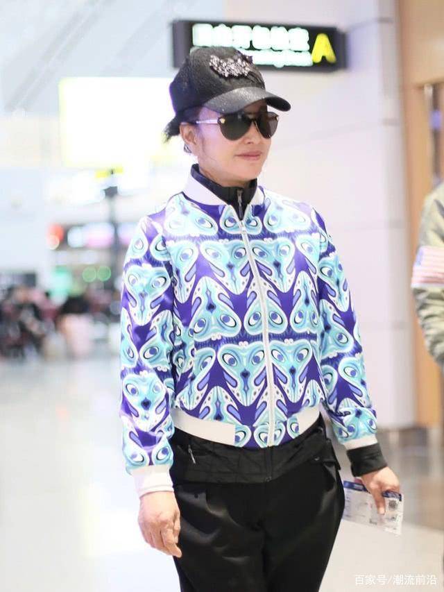 上半身|刘晓庆真会“作妖”！羽绒服当内搭棒球服做外套？00后都没你敢穿
