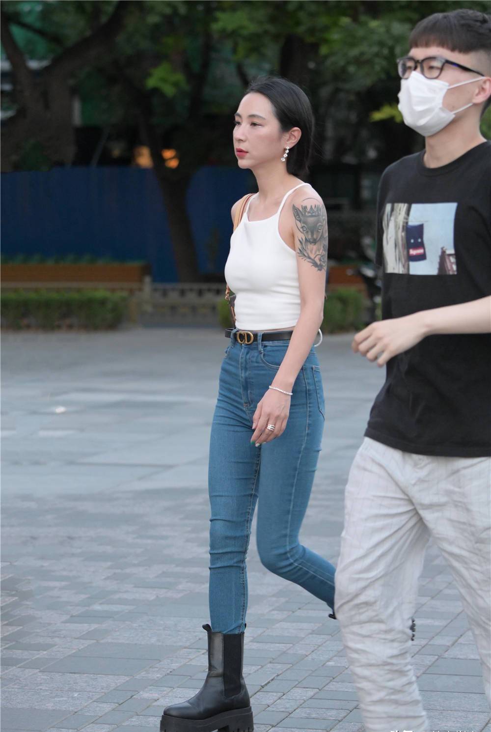 季节|秋天紧身牛仔裤的季节：4位美妹不同牛仔裤配衣服十分简洁又时尚
