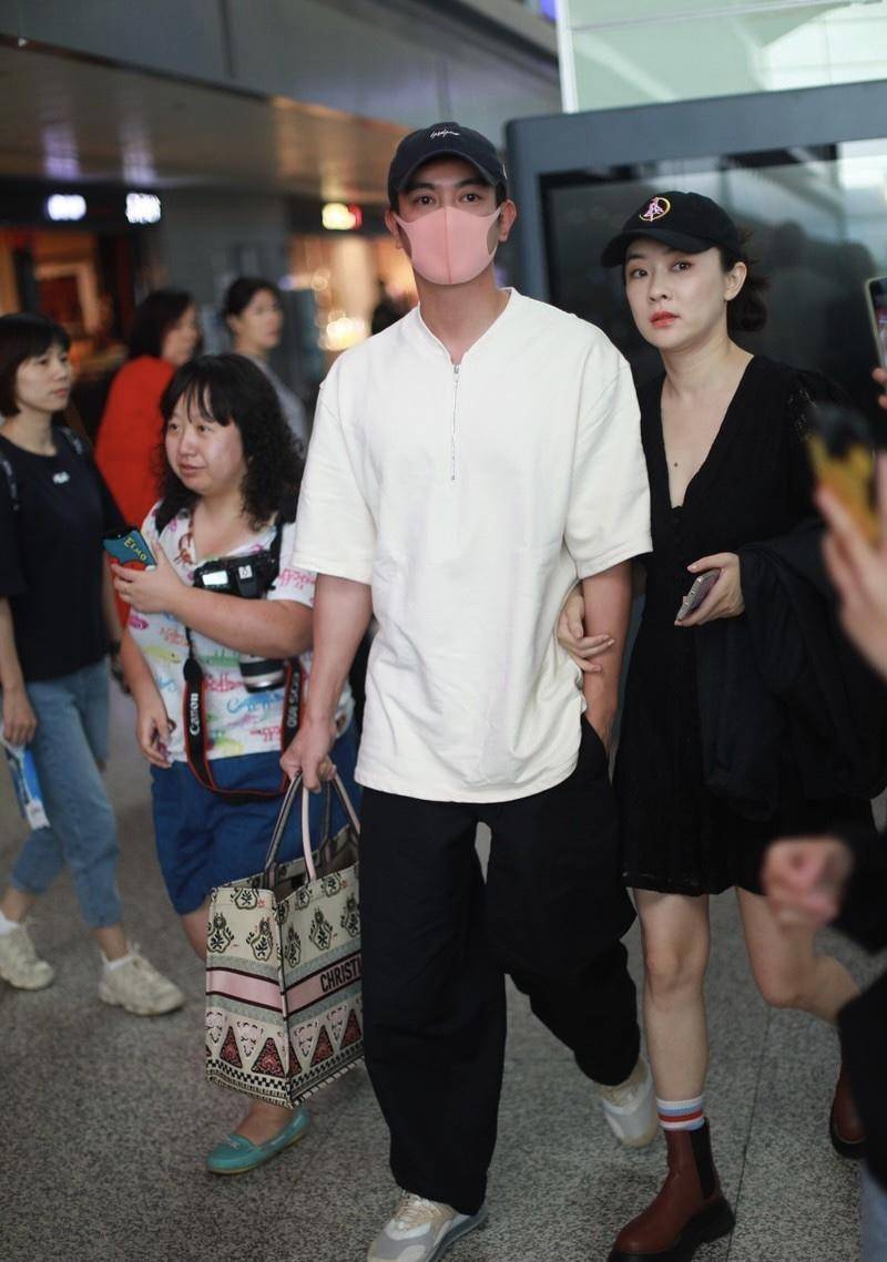计划|霍思燕杜江恩爱同框，她穿一袭黑色V领连衣裙减龄俏皮，成熟优雅