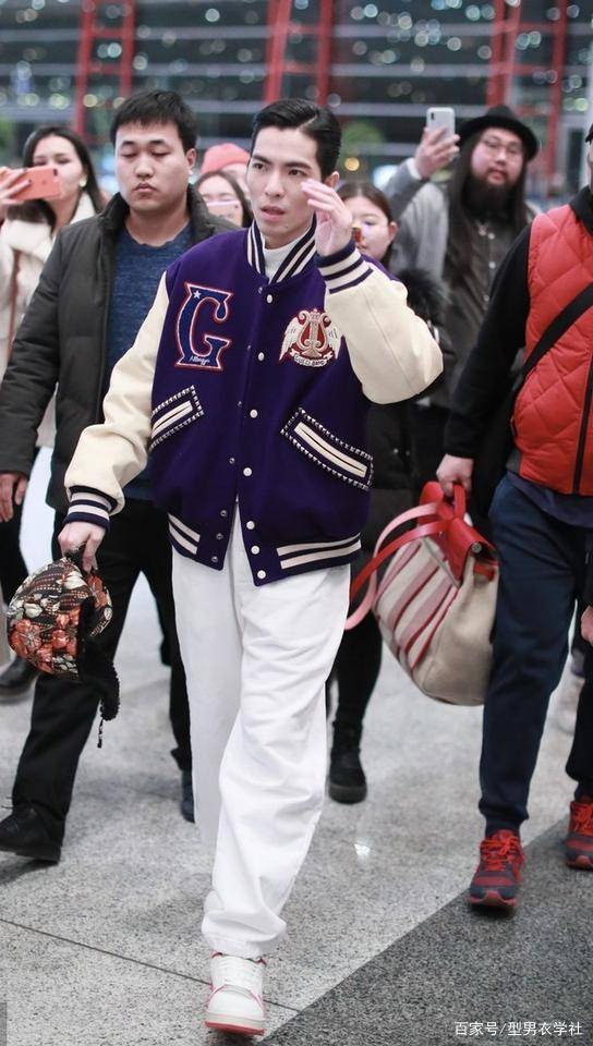 男衣|萧敬腾个不高但真敢穿，白色裤子配运动鞋超任性，脸再胖点就好啦