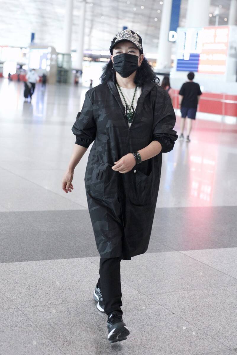 运动鞋|刘晓庆真“不服老”,年近七十依旧很敢穿,造型效果也令人称赞