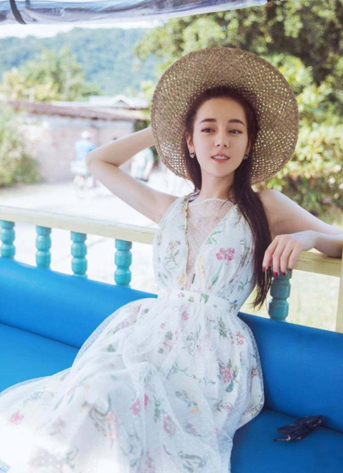 贝雷帽|被迪丽热巴的生图美翻了！穿露肩装配贝雷帽可盐又可甜，是真女神