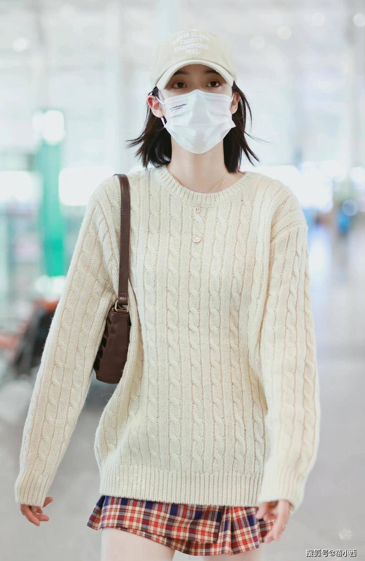 黑色|初秋出行怎么穿?欧阳娜娜手把手来教你,白色毛衣最百搭又时髦