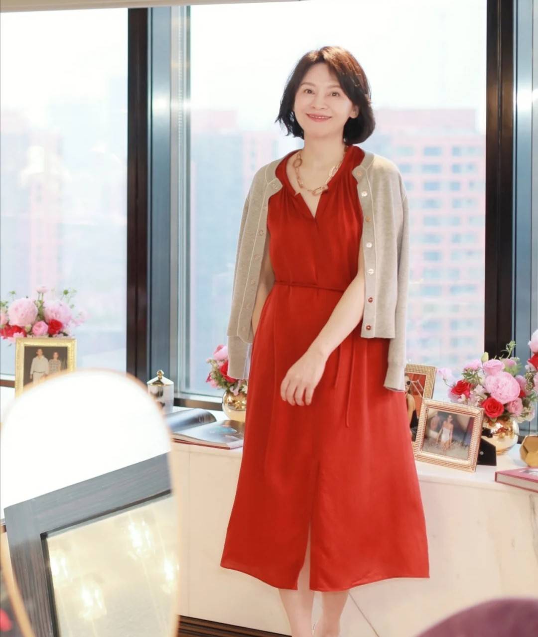 服装|中年女性牛仔外布衣，设计短小又简练，50多岁也能穿得优雅自信！