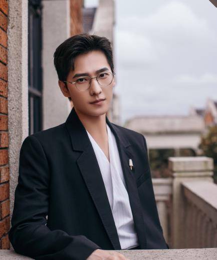 年拍|李一桐5年拍20部戏,合作邓伦等多位顶流,“不红体质”却最出圈