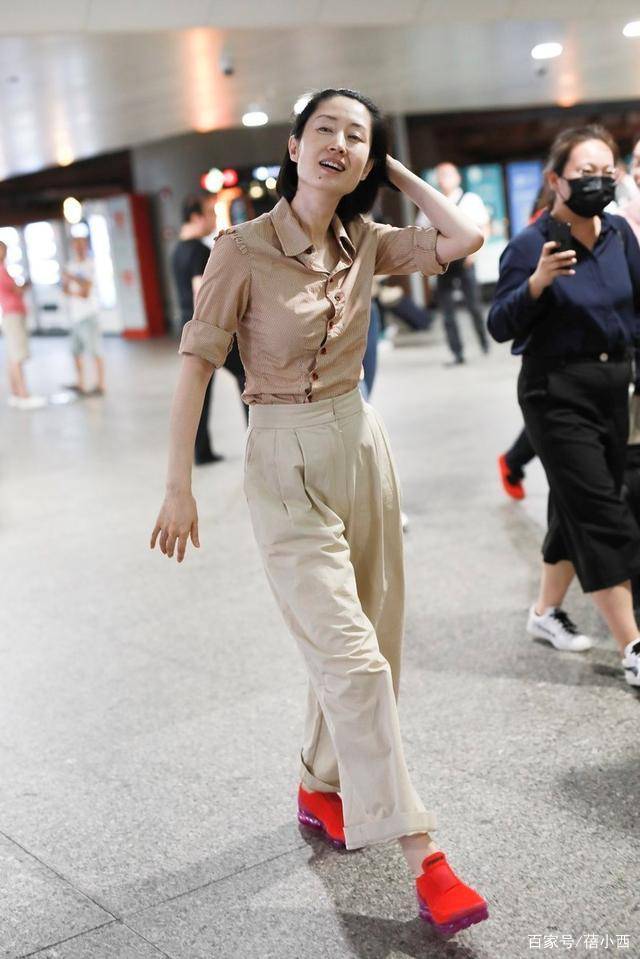 才是真|刘敏涛敢素颜才是真女神，穿衬衫配阔腿裤走机场，颜值气场都没输