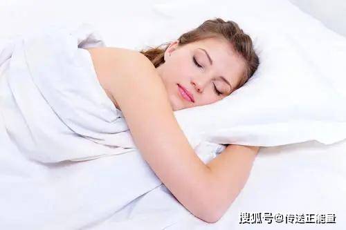 女性睡觉穿什么内衣_睡觉卡通图片