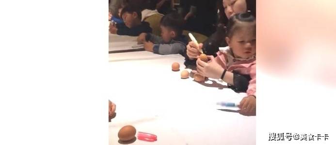 家长|儿子上幼儿园亲子课，结果把涂鸦的鸡蛋给吃了，网友：太饿了