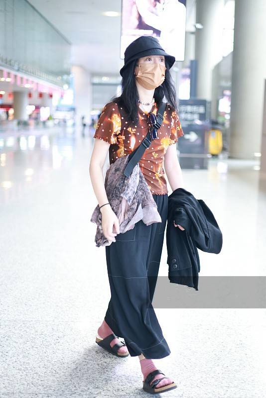 视觉|周迅带火了“不羁风”,阔腿裤配拖鞋看似邋遢,实则随性又时髦