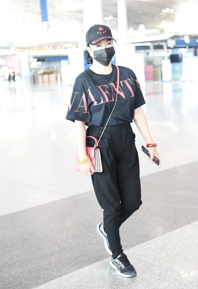 运动鞋|刘晓庆真“不服老”,年近七十依旧很敢穿,造型效果也令人称赞