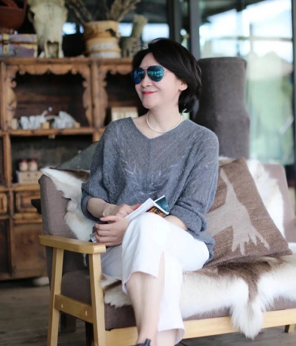 服装|中年女性牛仔外布衣,设计短小又简练,50多岁也能穿得优雅自信!