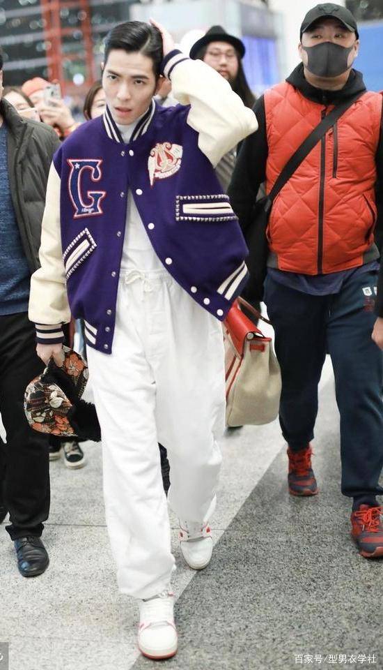 男衣|萧敬腾个不高但真敢穿，白色裤子配运动鞋超任性，脸再胖点就好啦