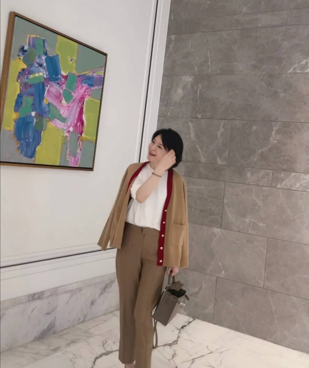 服装|中年女性牛仔外布衣,设计短小又简练,50多岁也能穿得优雅自信!