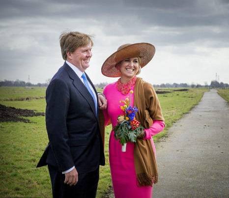 小议|荷兰王后真敢穿，姜黄配墨绿穿出高级感，40岁女人就该学学她！