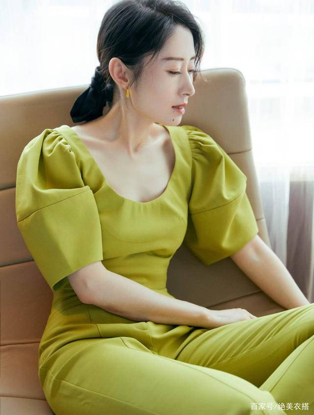 刘敏涛|刘敏涛火了后更敢穿，少女风也能霸气十足，44岁扮起嫩来更加迷人