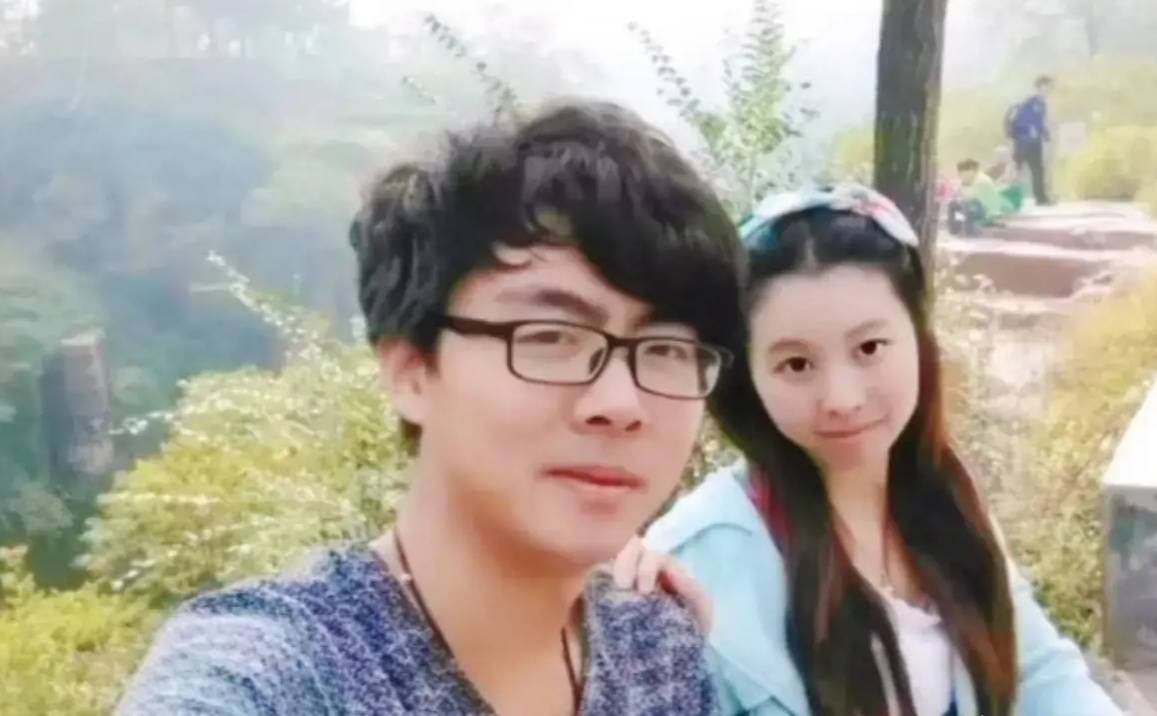 原创杜妈发声庭审带100张郭威的照片坐被告席网友那是鳄鱼的眼泪