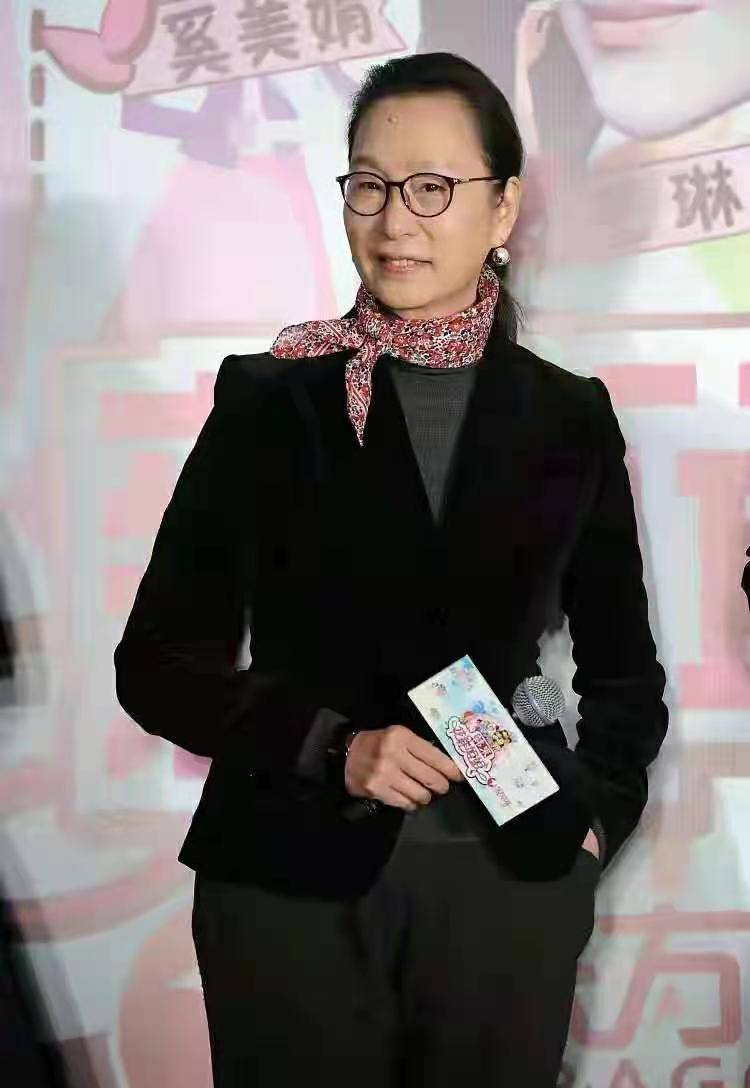奚美娟|奚美娟老了柔和又时髦，把红色棉袄也穿得喜庆不俗，66岁气质惊艳
