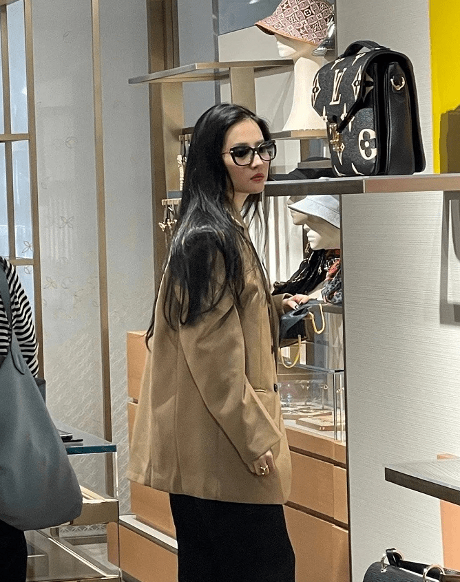 大地|刘亦菲真看得起自己，穿显胖衣服出门逛街买奢侈品，越来越接地气