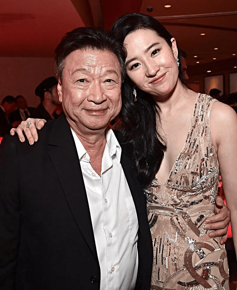 大地|刘亦菲真看得起自己，穿显胖衣服出门逛街买奢侈品，越来越接地气