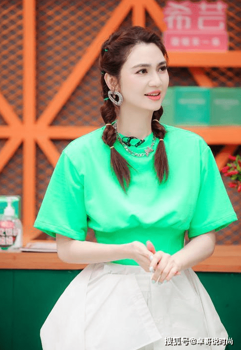 洪欣|洪欣中秋不忘捞金，穿粉裙站店，五十岁依旧少女身