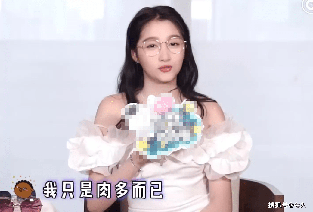 网络|关晓彤逛街被偶遇，穿黑丝脚踩皮靴走性感风，衣服平价被嘲造型土