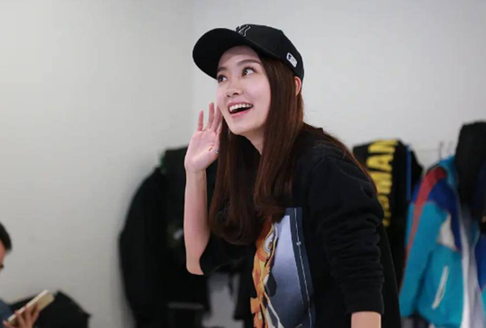 张小斐|张小斐签约新公司后，大碗娱乐第一时间予以回应，大碗一姐实火了