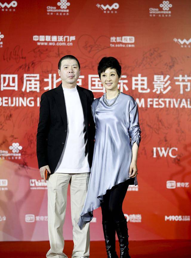 设计|徐帆红毯造型真时髦，穿“丝绸”长衫好高雅，不对称设计显腿长