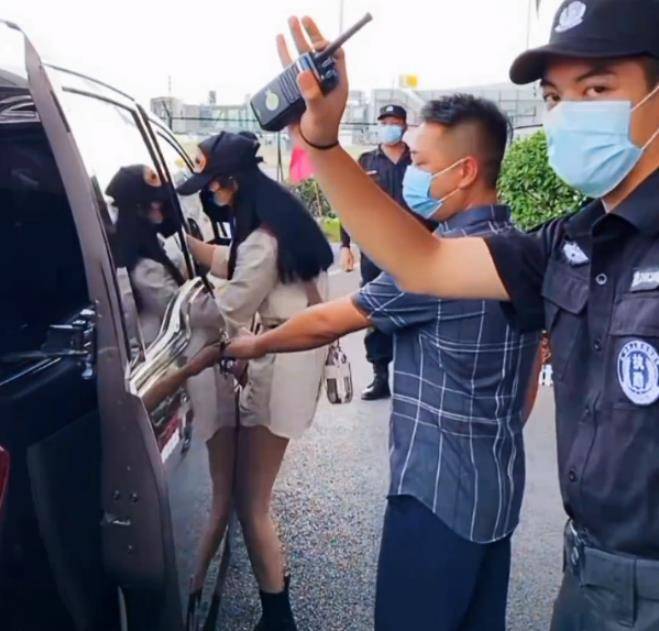 赵丽颖|赵丽颖去中餐厅5，怎知大家关注嘉宾合影，龚俊姚安娜站位有讲究