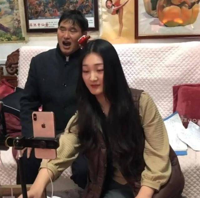 马甲|太急于求成了!大衣哥儿媳带货首秀全程话少,穿衣也没以前时髦了