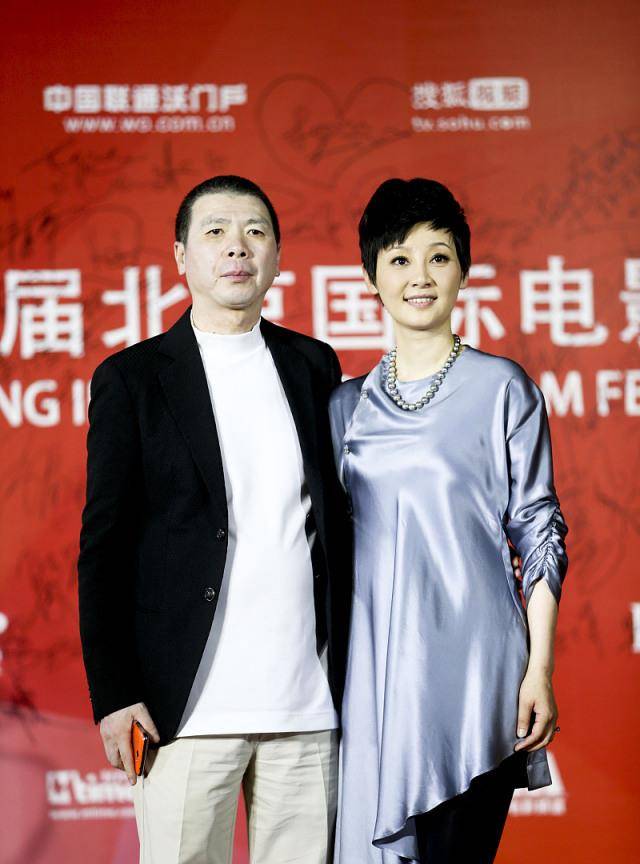 设计|徐帆红毯造型真时髦，穿“丝绸”长衫好高雅，不对称设计显腿长