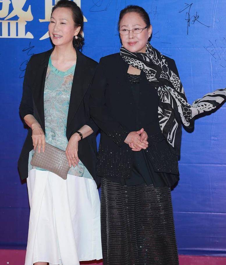 奚美娟|奚美娟老了柔和又时髦，把红色棉袄也穿得喜庆不俗，66岁气质惊艳