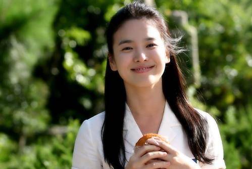 都成|霍启刚郭晶晶提前过中秋,甜蜜挽手看音乐会,女方穿裙装气质优雅