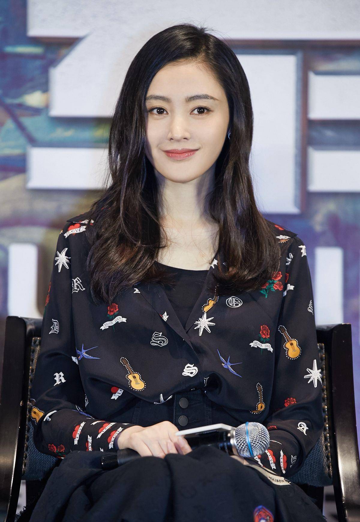 张天|关晓彤和张天爱都有双大长腿，穿短款服装真好看，还是白点更惹眼