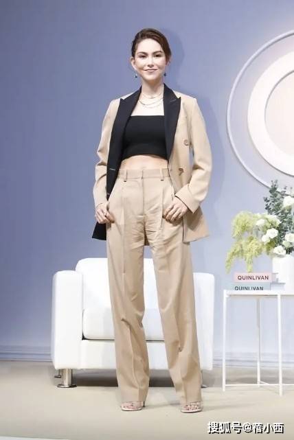休闲风|昆凌真不愧是周杰伦的老婆，把西装当成裙子穿真洋气，气场好强大
