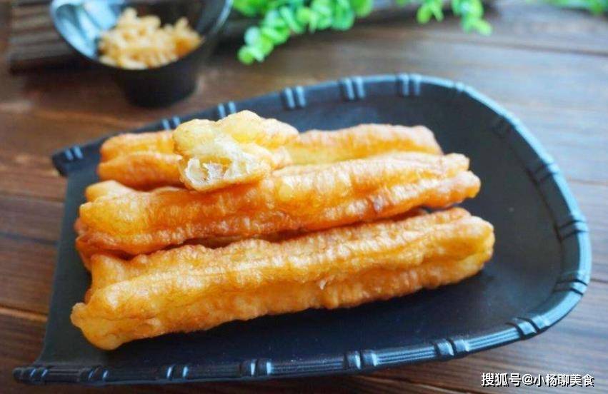 做法|早餐油条自己做,早起10分钟,就能炸一锅,根根空心,还酥脆