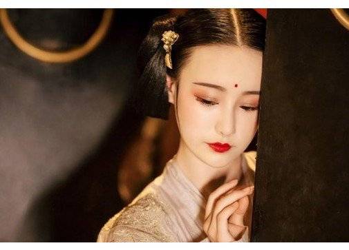 古代小妾凄惨到什么地步:孔雀开屏是必备