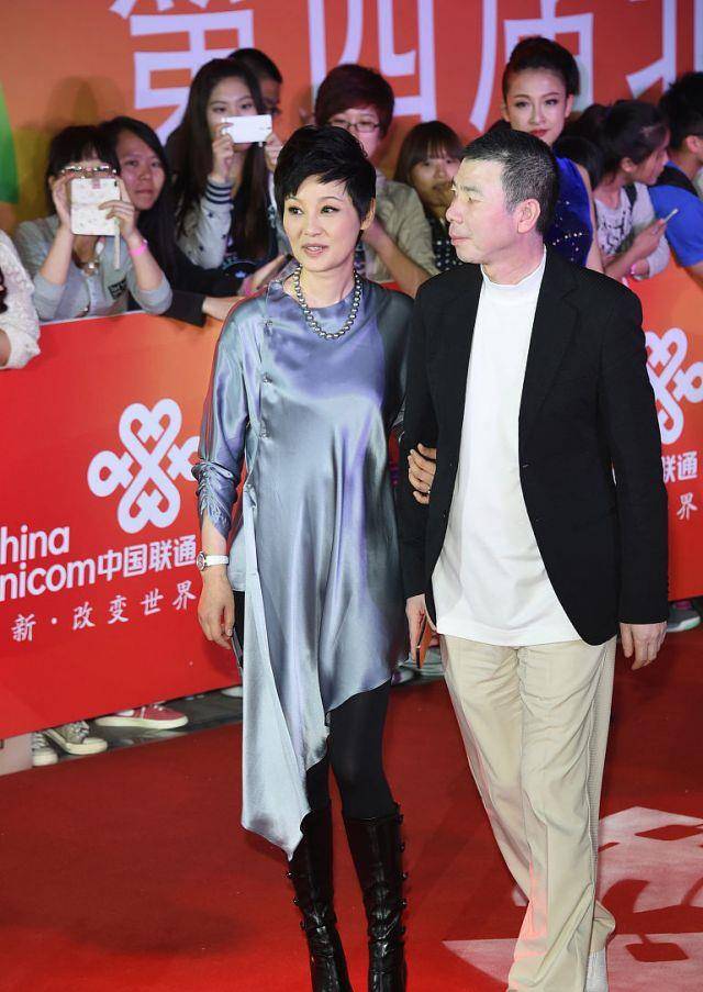 设计|徐帆红毯造型真时髦，穿“丝绸”长衫好高雅，不对称设计显腿长