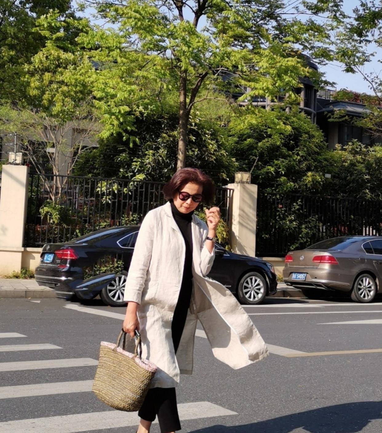 黑色|过了60岁的女人，打扮要讲究一点，教你上下搭配法，高级又时髦