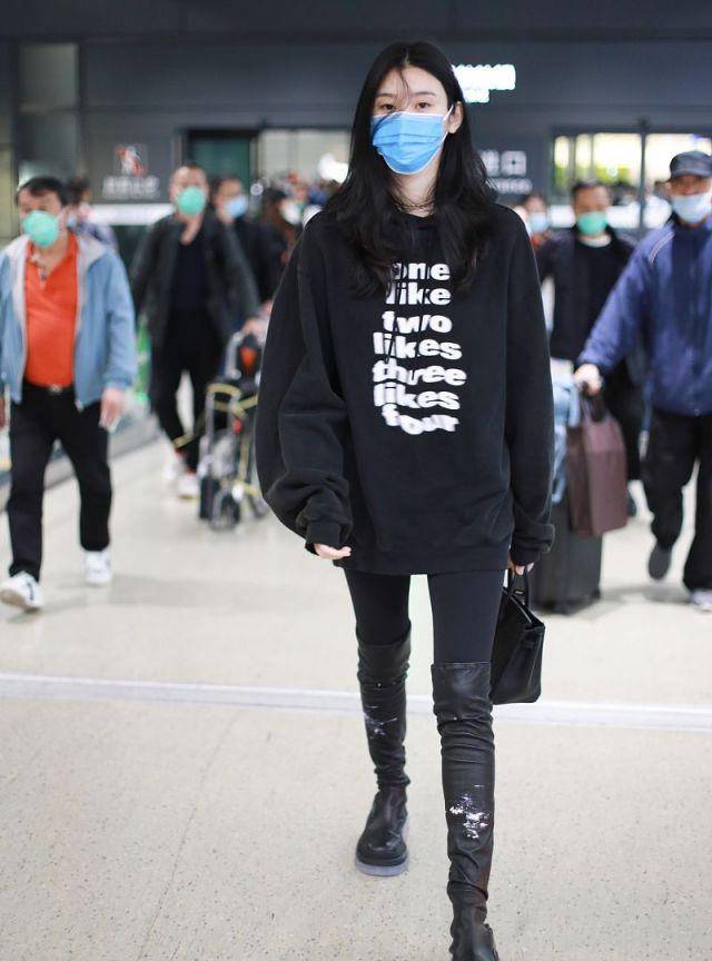 身材|奚梦瑶穿“男友风”卫衣好时髦，配黑裤长靴真显细长腿，太惊艳了
