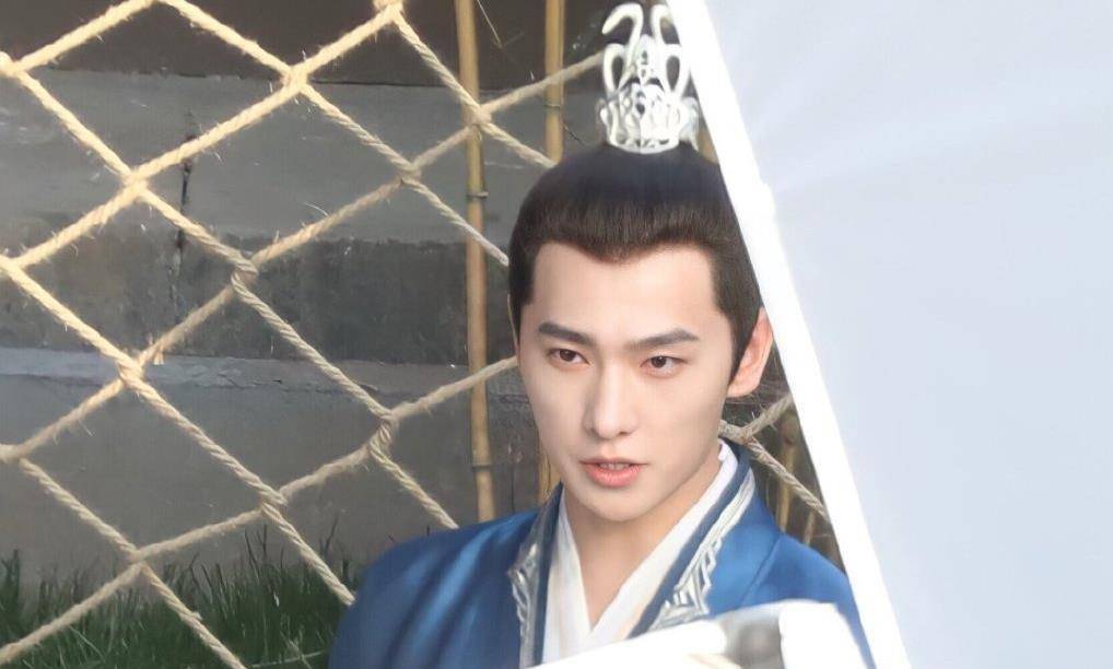 女友|杨洋新剧《且试天下》路透，雨中背起女友漫步，男友力爆棚太甜了