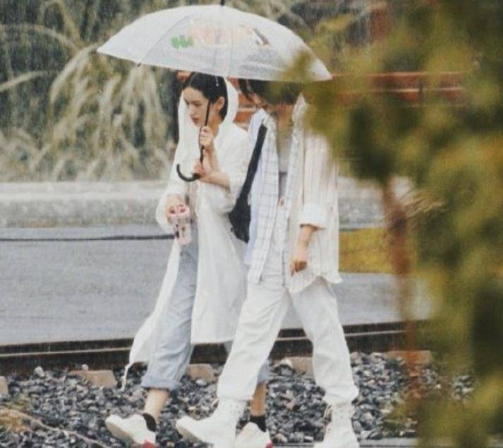 赵丽颖|赵丽颖去中餐厅5，怎知大家关注嘉宾合影，龚俊姚安娜站位有讲究