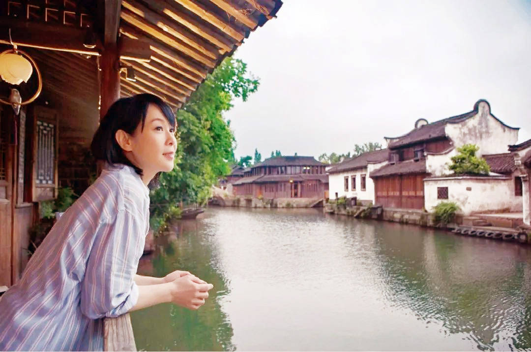 原创奶茶刘若英:撮合离异父母复婚失败,父亲离世痛了她和母亲的心