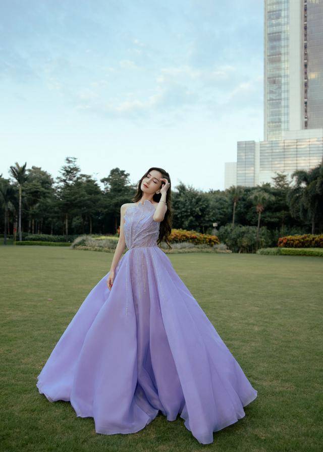 一身|又被Angelababy惊艳了!一袭紫色薰衣草长裙高贵精,美成小精灵